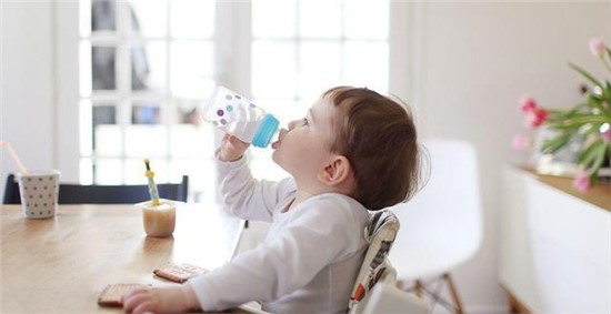 寶寶夏日喂養(yǎng)全攻略，不做脆皮寶寶??