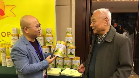 國家有關(guān)部門領(lǐng)導(dǎo)蒞臨“中國母嬰產(chǎn)業(yè)創(chuàng)新聯(lián)盟”羊奶粉“優(yōu)選品牌”【歐能達】展位參觀和指導(dǎo)工作！